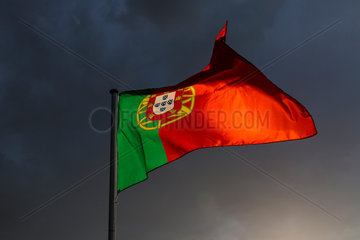 Berlin  Deutschland  Flagge Portugals weht im Wind