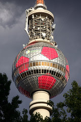 Fernsehturm zur WM 2006 als Fussball verkleidet