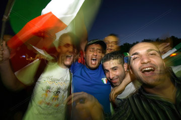 Fussballfans WM 2006: Jubelnde Maenner mit italienischen Fahnen