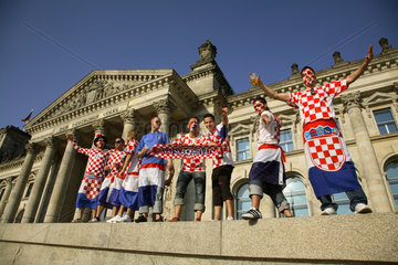 Fussballfans WM 2006: Kroatische Fans vor dem Reichstag in Berlin