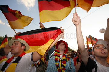 Fussballfans WM 2006: Maenner mit deutschen Fahnen