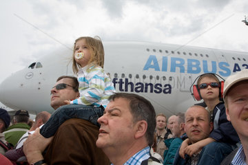 Besucher und Airbus A380 auf der ILA