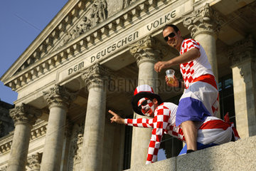 Fussballfans WM 2006: Kroatische Fans vor dem Reichstag in Berlin