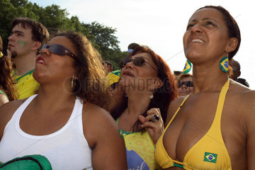Fussballfans WM 2006: Entgeisterte Brasilianerinnen