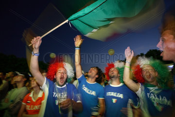 Fussballfans WM 2006: Jubelnde Italiener mit Peruecke