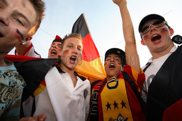 Fussballfans WM 2006: Jubelnde Jugendliche mit deutscher Fahne