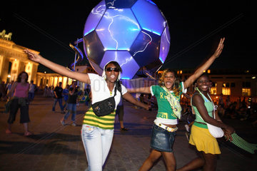 Fussballfans WM 2006: Jubelnde Brasilianerinnen vor dem Fussball Globus in Berlin