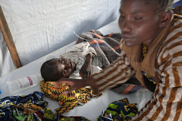 Goma  Demokratische Republik Kongo  an Cholera erkranktes Kind mit seiner Mutter