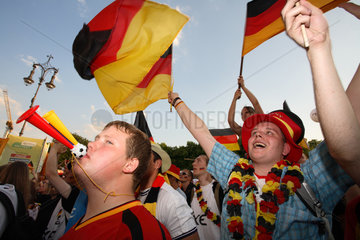 Fussballfans WM 2006: Jubelnde Jugendliche mit deutschen Fahnen u. Troete