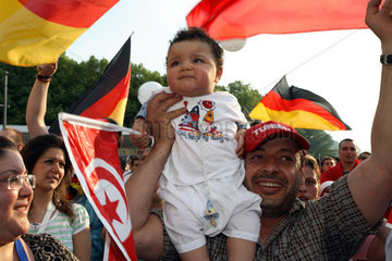 Fussballfans WM 2006: Tunesischer Opa mit Kleinkind zwischen Fahnen