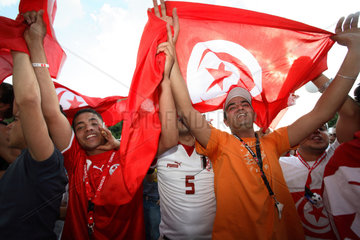 Fussballfans WM 2006: Jubelnde Maenner mit tunesischer Fahne