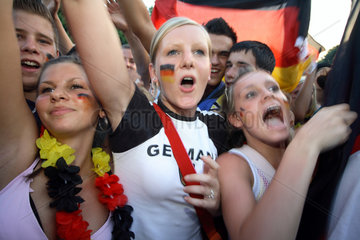 Fussballfans WM 2006: Deutsche Maedchen schreien begeistert