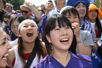 Fussballfans WM 2006: Lachende Maedchen aus Japan