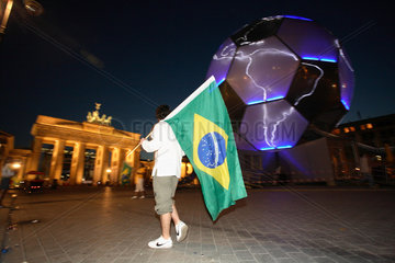 WM 2006: Fan mit brasilianischer Fahne in Berlin