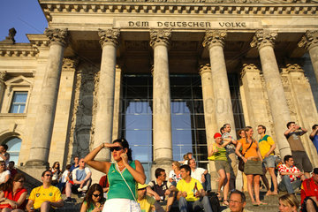Berlin  Menschenmenge vor dem Reichstag