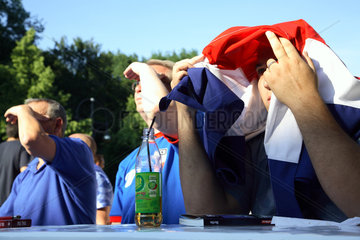 Fussballfans WM 2006: Franzoesische Fans mt Fahne als Sonnenschutz