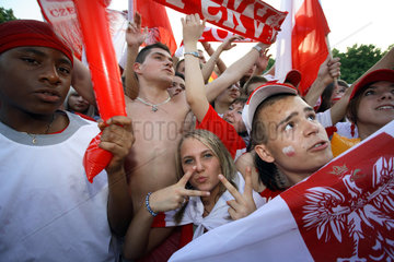 Fussballfans WM 2006: Polnische Jugendliche mit Fahnen