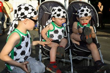 Fussballfans WM 2006: Kinder in Kleidung mit Fussballmuster