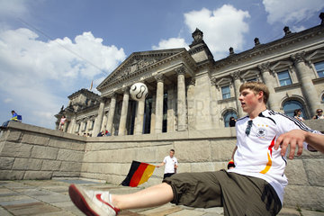 Berlin  Fussballfans WM 2006: Jugendliche spielen Fussball vor dem Reichstag