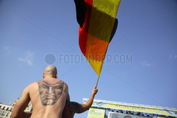 Fussballfans WM 2006: Mann mit Teufel als Taetowierung auf der Fanmeile in Berlin