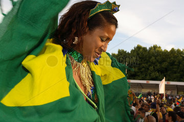 Fussballfans WM 2006: Brasilianerin singend mit Fahne