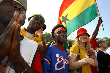 Fussballfans WM 2006: Ghanesische Maenner u. blonde Freundin mit Nationalfahne
