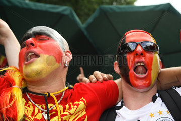 Fussballfans WM 2006: Maenner mit deutschen Landesfarben als Bemalung im Gesicht