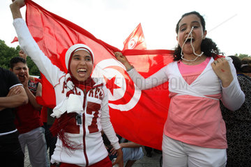 Fussballfans WM 2006: Jubelnde Maedchen mit tunesischer Fahne