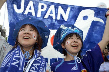 Fussballfans WM 2006: Lachende Maedchen aus Japan u. selbstgemalte Fahne