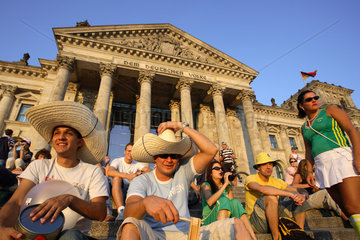 Berlin  Maenner mit Sombreros vor dem Reichstag