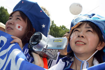 Fussballfans WM 2006: Maedchen aus Japan mit Kamera