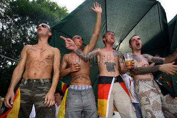 Fussballfans WM 2006: Brandenburger Maenner mit Taetowierungen in Berlin