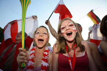 Fussballfans WM 2006: Polnische Maedchen singen begeistert