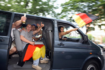 Fussballfans WM 2006: Fans im Kleinbus mit deutschen Fahnen