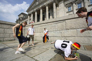 Berlin  Fussballfans WM 2006: Junge Maenner spielen Fussball vor dem Reichstag