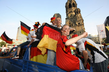 Berlin  Fussballfans WM 2006: Fans auf Kleintransporter fahrend mit deutschen Fahnen