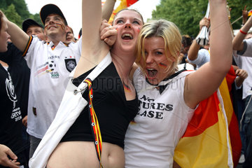 Fussballfans WM 2006: Maedchen mit deutscher Fahne schreien begeistert