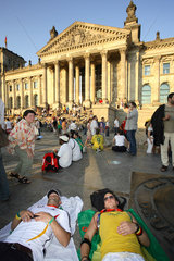 Fussballfans WM 2006: Fans machen Nickerchen vor dem Reichstag in Berlin
