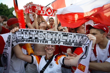 Fussballfans WM 2006: Deutsches Maedchen zeigt Schriftzug zwischen polnischen Fans