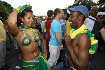 Fussballfans WM 2006: In der Menschenmenge tanzendes brasilianisches Paar