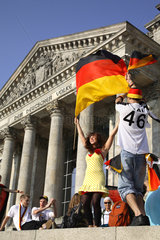 Berlin  Fussballfans WM 2006: Jubelndes Maedchen mit deutscher Fahne vor Reichstag