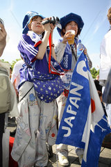 Fussballfans WM 2006: Maedchen aus Japan u. selbstgemalte Fahne