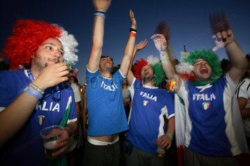 Fussballfans WM 2006: Jubelnde Italiener mit Peruecke
