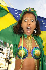 Fussballfans WM 2006: Brasilianerin singend vor Fahne