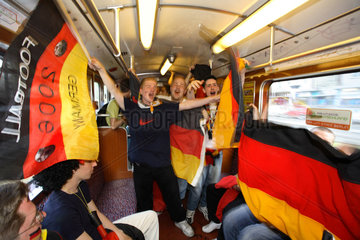 Fussballfans WM 2006: Jubelnde Jugendliche mit deutschen Fahnen in der U-Bahn