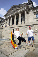 Berlin  Fussballfans WM 2006: Jugendliche spielen Fussball vor dem Reichstag