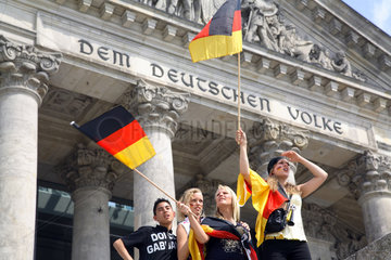 Berlin  Fussballfans WM 2006: Maedchen und Junge mit deutscher Fahne vor Reichstag