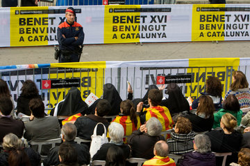 Barcelona  Spanien  Glaeubige warten auf die Ankunft von Papst Benedikt XVI.