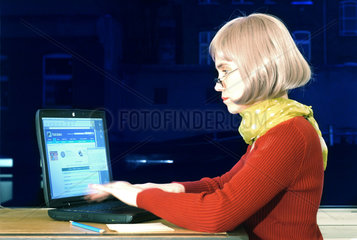 Frau sitzt nachts am Computer