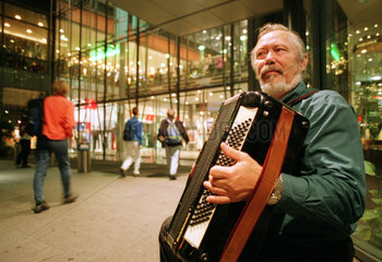 Berlin  Deutschland  Strassenmusiker am Potsdamer Platz